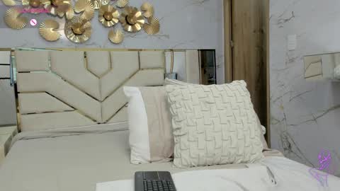 Snapshot of emma_petite4u chatting on 12/20/24, 09:28 Emma online show from 12/20/24, 09:28