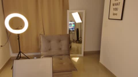 Snapshot of emmabeecker_ chatting on 12/02/24, 05:37 Emma online show from 12/02/24, 05:37