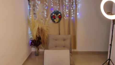 Snapshot of emmabeecker_ chatting on 12/21/24, 06:09 Emma online show from 12/21/24, 06:09