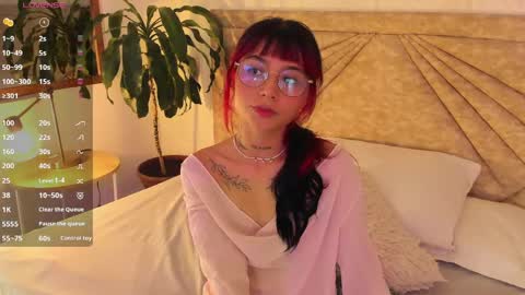 Snapshot of emmaduff_ chatting on 04/24/26, 12:18 online show from 04/24/26, 12:18