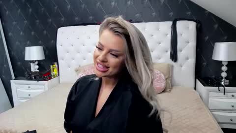 Emma Mavis online show from 10/19/25, 04:57