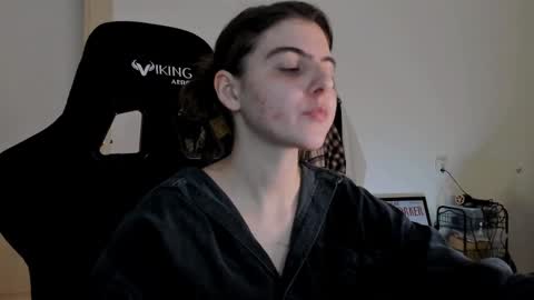 Snapshot of emmamon chatting on 12/22/24, 02:06 Emma online show from 12/22/24, 02:06