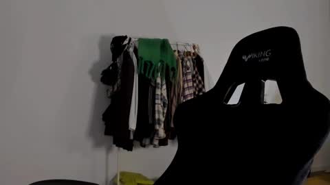 Snapshot of emmamon chatting on 12/22/24, 07:52 Emma online show from 12/22/24, 07:52