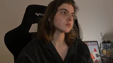 Snapshot of emmamon chatting on 12/24/24, 07:33 Emma online show from 12/24/24, 07:33