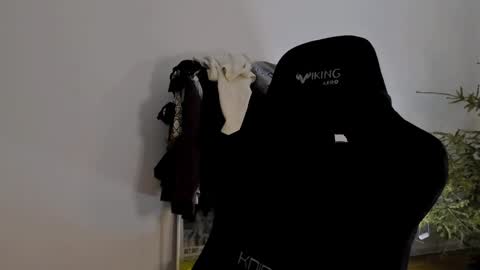 Snapshot of emmamon chatting on 01/10/25, 06:49 Emma online show from 01/10/25, 06:49