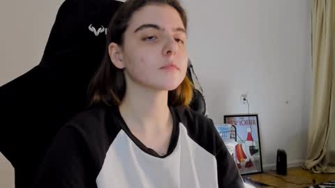 Snapshot of emmamon chatting on 01/31/25, 08:22 Emma online show from 01/31/25, 08:22