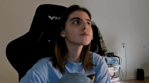 Snapshot of emmamon chatting on 02/11/25, 07:38 Emma online show from 02/11/25, 07:38