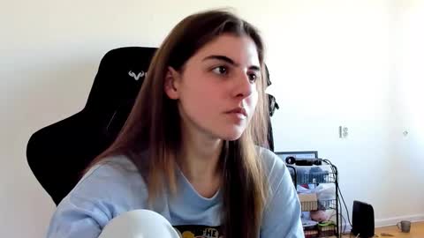 Snapshot of emmamon chatting on 10/01/25, 10:43 Emma online show from 10/01/25, 10:43