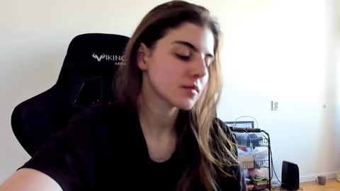 Snapshot of emmamon chatting on 10/07/25, 11:29 Emma online show from 10/07/25, 11:29