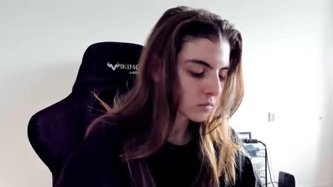 Snapshot of emmamon chatting on 10/13/25, 10:37 Emma online show from 10/13/25, 10:37