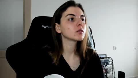 Snapshot of emmamon chatting on 11/06/25, 08:37 Emma online show from 11/06/25, 08:37