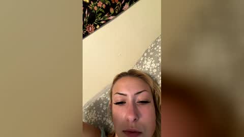 Snapshot of emmaraee chatting on 05/17/26, 06:15 emmaraee online show from 05/17/26, 06:15