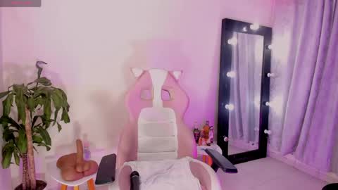 Emma Russell online show from 04/21/26, 08:44