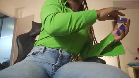 Sara online show from 12/19/25, 12:01