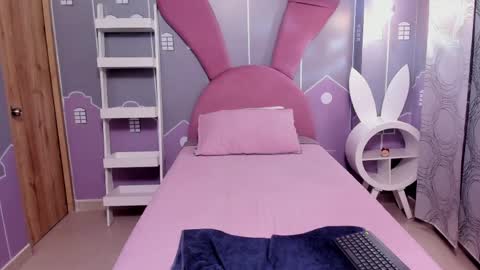 emmathompson__ online show from 04/11/26, 02:05