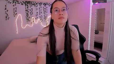 Emma Torres online show from 10/13/25, 01:44
