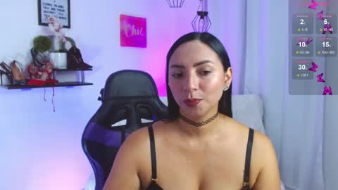 Snapshot of emmi_cam chatting on 05/20/26, 01:17 Emmi Cam online show from 05/20/26, 01:17