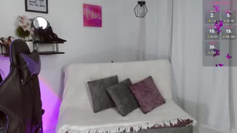 Snapshot of emmi_cam chatting on 06/24/26, 01:10 Emmi Cam online show from 06/24/26, 01:10
