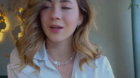 Snapshot of emmi_rosee chatting on 02/20/25, 09:33 Miss Emmi online show from 02/20/25, 09:33