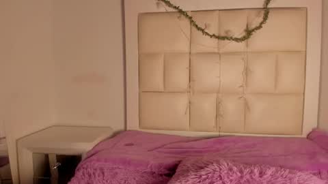 emmily_evans_ online show from 11/10/25, 12:15