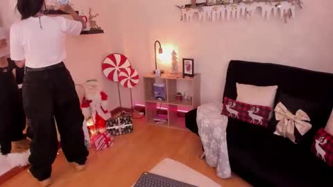 Snapshot of emmyevans1 chatting on 12/19/25, 08:27 Emmy Evans online show from 12/19/25, 08:27