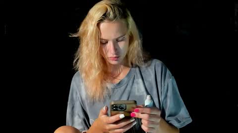 Snapshot of emmyfoxx_ chatting on 10/04/25, 05:33 Emmy online show from 10/04/25, 05:33