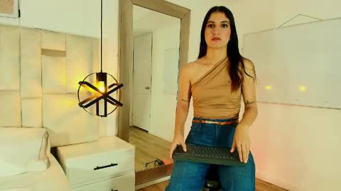 EMY FERRER online show from 05/17/26, 01:51