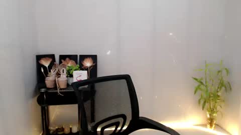 Snapshot of enchantress_mia03 chatting on 06/01/26, 06:15 enchantress_mia03 online show from 06/01/26, 06:15