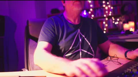 Snapshot of energybra chatting on 01/12/25, 01:53 uk online show from 01/12/25, 01:53