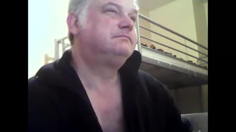 Snapshot of englishguysurrey chatting on 10/16/25, 05:41 englishguysurrey online show from 10/16/25, 05:41