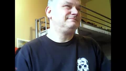 Snapshot of englishguysurrey chatting on 11/11/25, 12:05 englishguysurrey online show from 11/11/25, 12:05