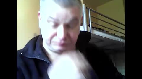 Snapshot of englishguysurrey chatting on 11/19/25, 08:47 englishguysurrey online show from 11/19/25, 08:47