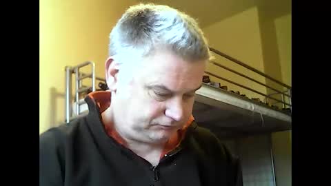 Snapshot of englishguysurrey chatting on 12/17/25, 09:48 englishguysurrey online show from 12/17/25, 09:48