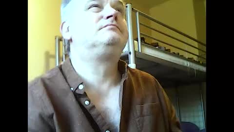 Snapshot of englishguysurrey chatting on 12/19/25, 08:54 englishguysurrey online show from 12/19/25, 08:54