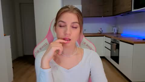 enjoyeverymoment_ online show from 03/18/26, 04:54