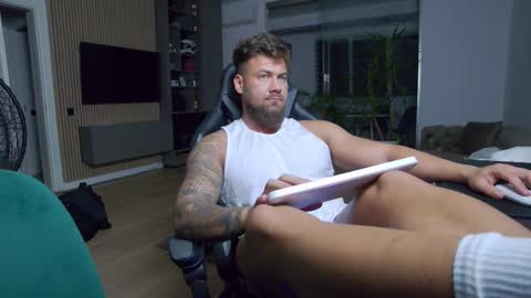 Erik online show from 02/09/25, 06:26