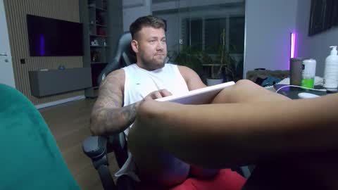 Erik online show from 11/28/25, 09:39