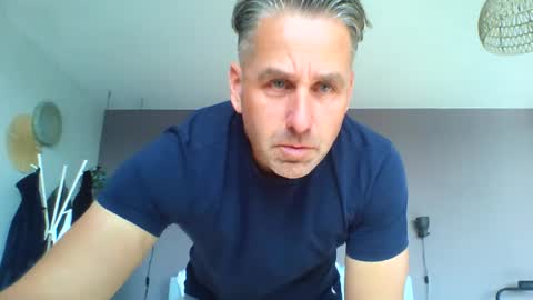 Snapshot of enzoenzo7 chatting on 09/27/25, 10:20 Enzos Massive Cock online show from 09/27/25, 10:20