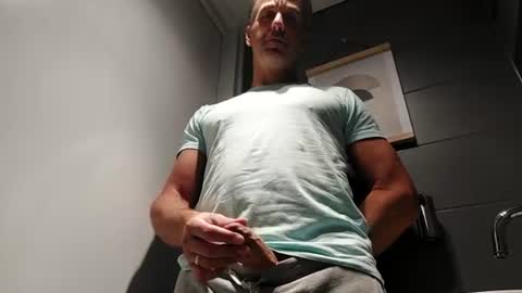 Snapshot of enzoenzo7 chatting on 07/22/26, 01:14 Enzos Massive Cock online show from 07/22/26, 01:14