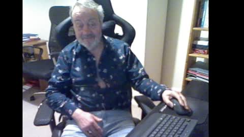 erasmus_d online show from 12/21/24, 06:34