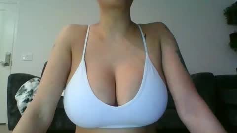 erin2025 online show from 12/01/25, 01:32