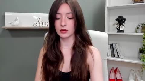 Snapshot of eroticleah chatting on 12/06/24, 11:11 Leah online show from 12/06/24, 11:11