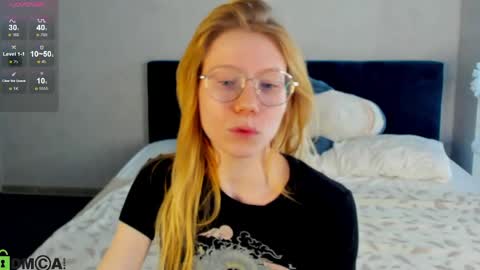 Snapshot of esme_runn chatting on 05/21/26, 03:02 Esme Runn online show from 05/21/26, 03:02