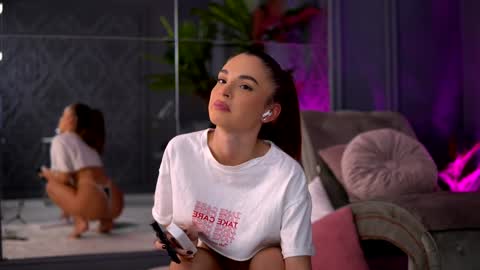 Snapshot of esmeainsley chatting on 12/05/24, 02:53 Raluca  online show from 12/05/24, 02:53