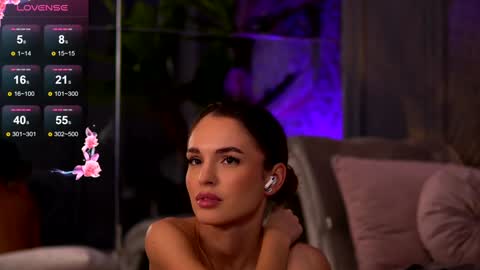 Snapshot of esmeainsley chatting on 01/10/25, 04:54 Raluca  online show from 01/10/25, 04:54