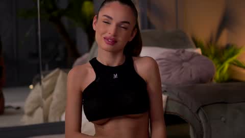 Snapshot of esmeainsley chatting on 01/24/25, 11:23 Raluca  online show from 01/24/25, 11:23