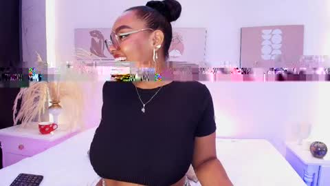 Snapshot of esmeralda_duarte chatting on 05/07/26, 05:13 esmeralda online show from 05/07/26, 05:13