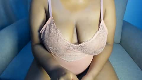 Snapshot of esmeray_ chatting on 09/22/25, 11:18 Esme online show from 09/22/25, 11:18