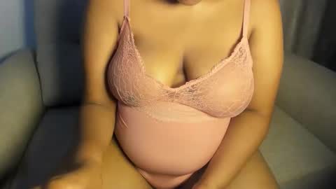 Snapshot of esmeray_ chatting on 09/25/25, 10:13 Esme online show from 09/25/25, 10:13