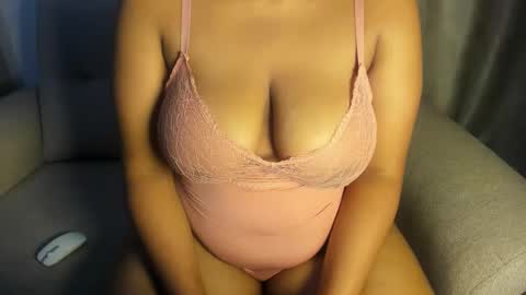 Snapshot of esmeray_ chatting on 10/02/25, 12:17 Esme online show from 10/02/25, 12:17
